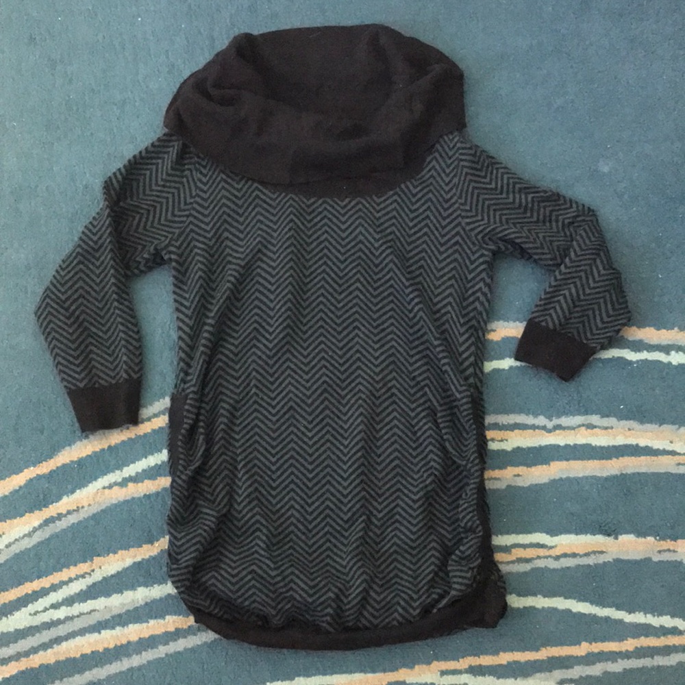 VGUC A Pea In The Pod maternity sweater